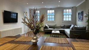 a living room with a couch and a table at Aldo's 2 Bedroom Townhouse London N1 in London