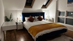 Katil atau katil-katil dalam bilik di Aldo's 2 Bedroom Townhouse London N1