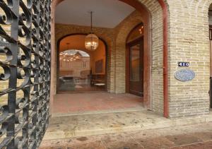 wejście do ceglanego budynku z żyrandolem w obiekcie The Graeber by Lodgewell - 6th St & Pool w mieście Austin