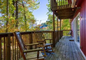 Μπαλκόνι ή βεράντα στο Four Bears Den, Free Attraction Tickets, Hot Tub, Arcade Game, Gatlinburg, WIFI!!!