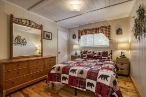 Ένα ή περισσότερα κρεβάτια σε δωμάτιο στο Four Bears Den, Free Attraction Tickets, Hot Tub, Arcade Game, Gatlinburg, WIFI!!! +56 φωτογραφίες