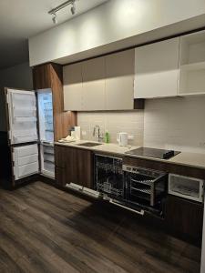 cocina con fregadero y nevera abierta en Aethestic Apartment 2bedroom unit, en Vaughan