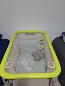 ein Babybett mit einer Babypuppe darin in der Unterkunft Apartamento moderno Aparcamiento gratis in Tétouan