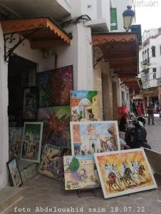 eine Gruppe von Gemälden an der Seite eines Gebäudes in der Unterkunft Apartamento moderno Aparcamiento gratis in Tétouan