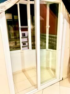 un par de puertas de cristal en una casa en Appartement luxueux Centre Agadir en Agadir