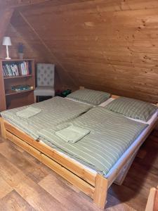Ένα ή περισσότερα κρεβάτια σε δωμάτιο στο Romantická chalupa Timka