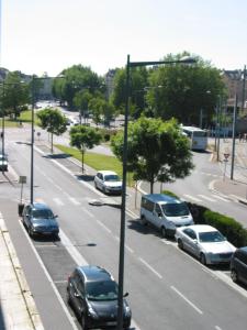 Pemandangan umum bagi Caen atau pemandangan bandar yang diambil dari hotel