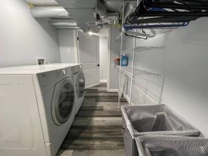 una lavanderia con lavatrice e cesto per la biancheria di Apartment in St Thomas a Saint Thomas