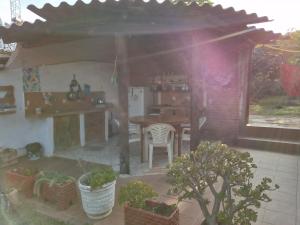 薩邁帕塔的住宿－Casa Sayana，厨房配有桌子、桌子和桌子,还有房子