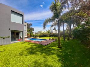 a house with a yard with a swimming pool at AQUI NO ES in Punta del Este