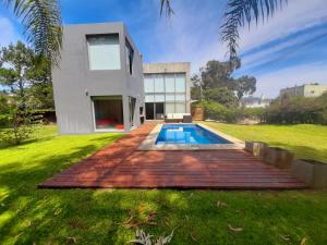 a house with a swimming pool in the yard at AQUI NO ES in Punta del Este +9 photos