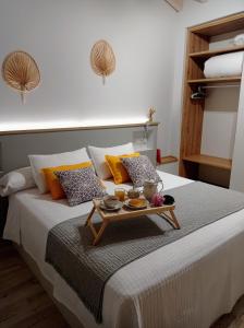 Un dormitorio con una cama con una mesa. en Los Sauces de la Fuente, en Santillana del Mar