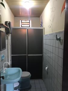 uma casa de banho com um chuveiro, um WC e um lavatório. em Linda casa com exc. localização em Castanhal
