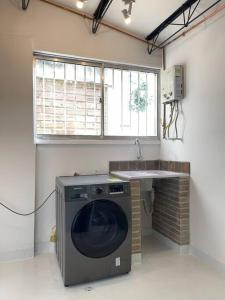 a washing machine in a room with a sink at Espacioso apartamento con jacuzzi en el Poblado in Medellín