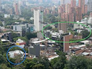 a view of a city with a green circle at Espacioso apartamento con jacuzzi en el Poblado in Medellín