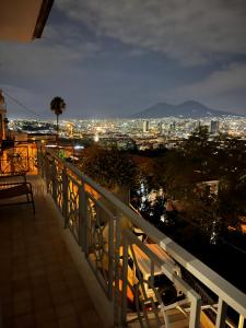 uma varanda com vista para a cidade à noite em Nanà Home em Nápoles