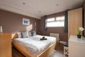 een slaapkamer met een bed met een teddybeer erop bij Cosy Modern City Centre 2 Bed Apartment in Belfast