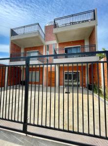 ein Gebäude mit einem Zaun davor in der Unterkunft Amplio departamento a estrenar en Asunción, excelente ubicación in Asunción