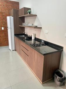 een keuken met een fornuis en een koelkast bij Amplio departamento a estrenar en Asunción, excelente ubicación in Asuncion