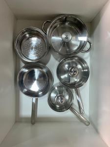 a bunch of silver pots and pans in a drawer at Amplio departamento a estrenar en Asunción, excelente ubicación in Asuncion
