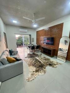 ein Wohnzimmer mit einem Sofa und einem Tisch in der Unterkunft Amplio departamento a estrenar en Asunción, excelente ubicación in Asunción