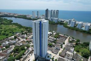 een luchtzicht op een hoog gebouw naast een rivier bij Apartamento Cerca al mar in Cartagena