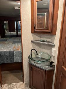W łazience znajduje się szklana umywalka i łóżko. w obiekcie MLR - Rv 