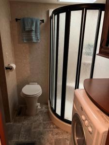 uma pequena casa de banho com um WC e uma janela em MLR - Rv 