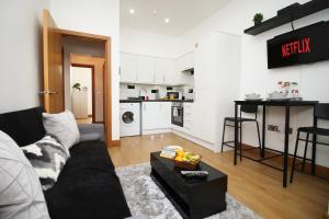 O zonă de relaxare la Perfectly Located City Centre Apartment, Free Parking, Cable TV and WI-FI