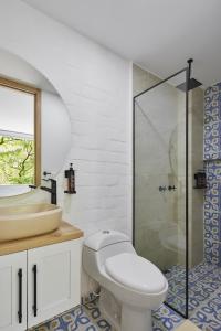 Altio Hotel في كالي: حمام مع مرحاض ومغسلة ودش