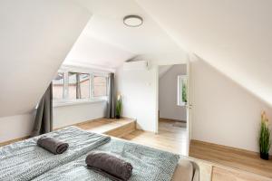 1 dormitorio con 1 cama con 2 almohadas en Rivercity South Buda Hills en Budapest