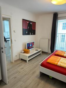 sypialnia z łóżkiem i telewizorem w obiekcie Apartment opera w Wiedniu