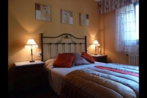 een slaapkamer met een groot bed met 2 lampen bij Chalet en Miño con vistas al mar in Miño