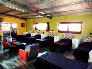 salon z kanapami i krzesłami w obiekcie Sentir Indiano w mieście Valeria del Mar
