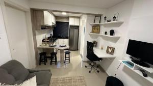 um pequeno apartamento com uma cozinha e uma sala de estar em Lindo e confortável apartamento no Centro de Foz em Foz do Iguaçu
