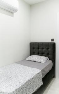 Säng eller sängar i ett rum på Konak Twin Towers Apartment - First Line Sea - Private Beach