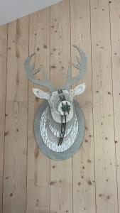 a head of a moose head on a wooden floor at Le Chalet de la Plage in Sévrier