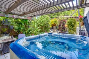 una vasca blu in un cortile con piante di Costa Mesa Rental with Private Hot Tub and Fire Pit! a Costa Mesa