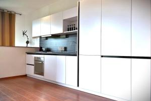 a kitchen with white cabinets and stainless steel appliances at Le VénitienExceptionnel loft-Rooftop vue Erdre in Nantes