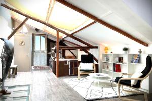 a living room with a vaulted ceiling with beams at Le VénitienExceptionnel loft-Rooftop vue Erdre in Nantes