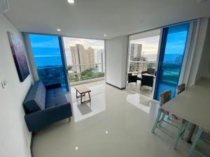 sala de estar con vistas al océano en Apartamentos Ocean Club - Cerca al Mar by SOHO, en Santa Marta