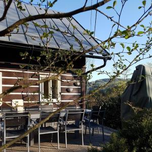 una mesa y sillas frente a una cabaña en Jizera Cottage en Rokytnice nad Jizerou