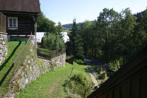 una vista aérea de una casa con una pared de piedra en Jizera Cottage en Rokytnice nad Jizerou
