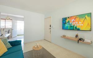TV a/nebo společenská místnost v ubytování Acogedor Apto: Balcón, PKG, A/C, Wi-Fi & Netflix