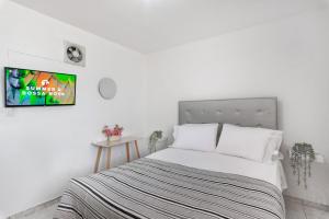 Postel nebo postele na pokoji v ubytování Acogedor Apto: Balcón, PKG, A/C, Wi-Fi & Netflix