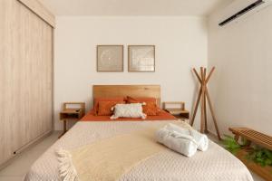 Giường trong phòng chung tại Acogedor apartamento con alberca