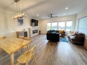 Gallery image of Front row for fireworks Brand new ski-in & out townhouse in Big White