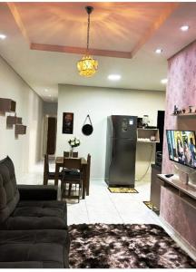 una sala de estar con un sofá y una mesa en Linda casa completa confortável, en Foz do Iguaçu
