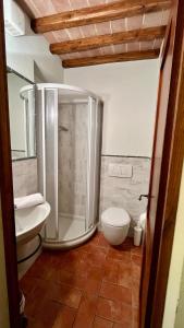 un baño con ducha y WC en Relax in Chianti IL BORGO 7, en Montespertoli 11 fotos más