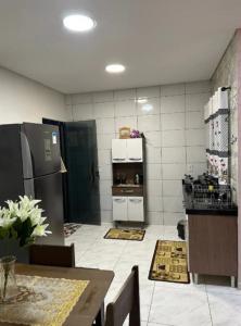 Virtuvė arba virtuvėlė apgyvendinimo įstaigoje Linda casa completa confortável